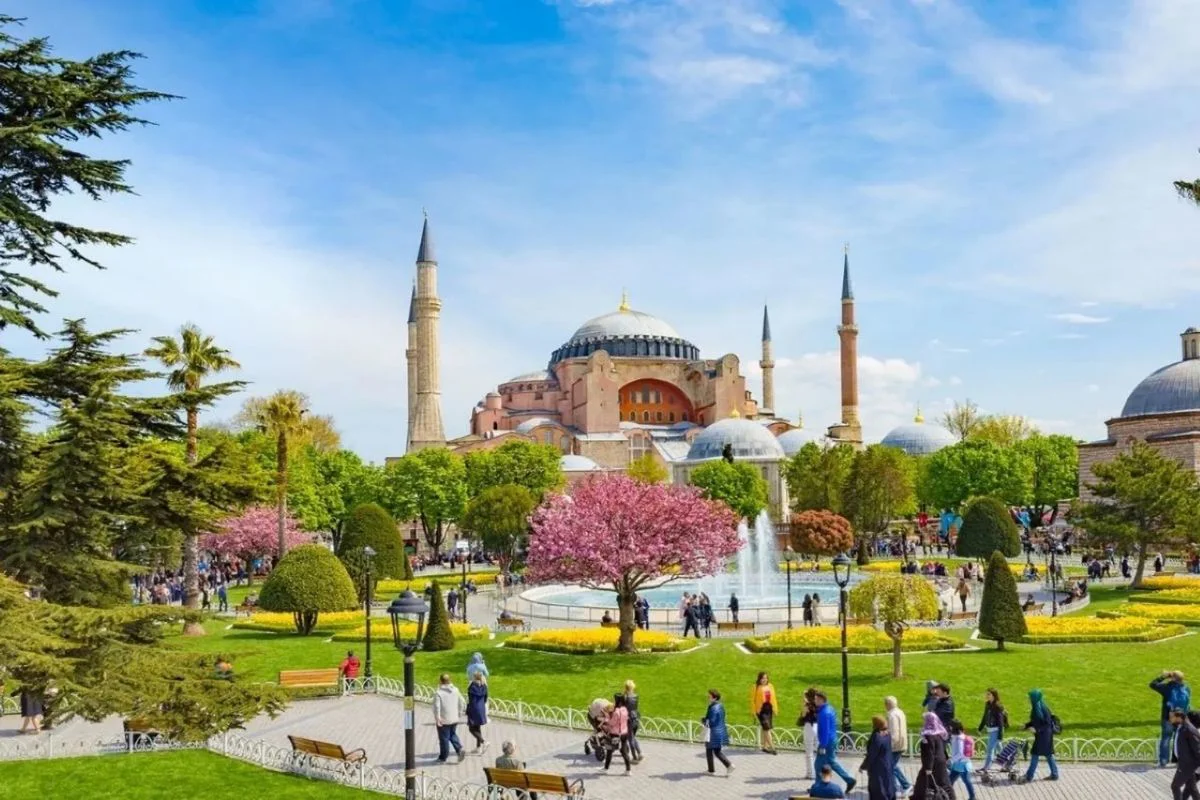 Topkapi Palace, Blue Mosque & Historic Peninsula Walking Tour Combo - Image 1