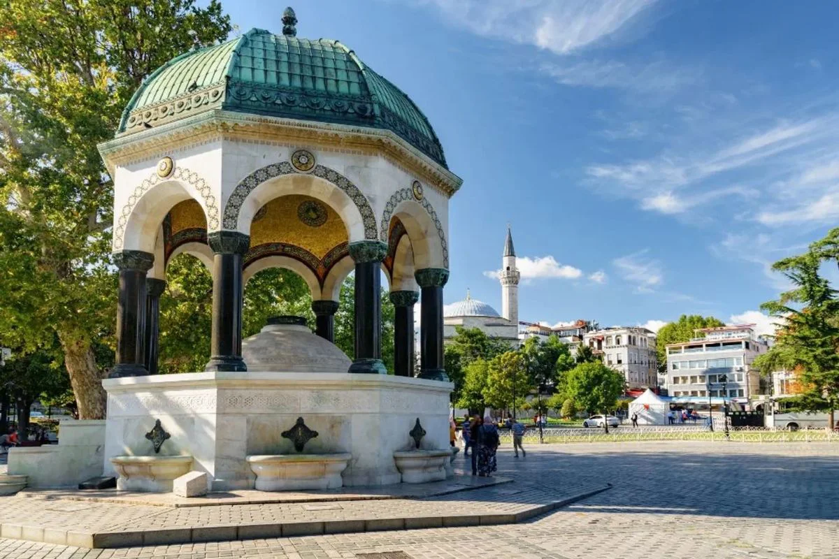 Topkapi Palace, Blue Mosque & Historic Peninsula Walking Tour Combo - Image 3