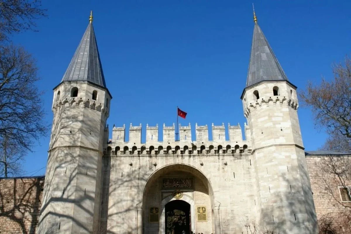 Topkapi Palace, Blue Mosque & Historic Peninsula Walking Tour Combo - Image 4